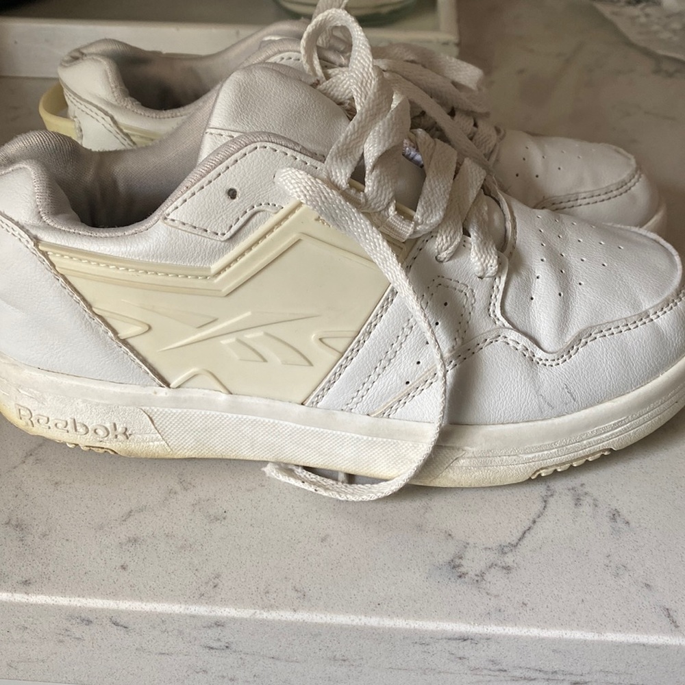 Reebok white tennis shoes ..size 2 for boys ..